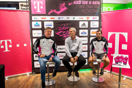 O 9. ročníku Telekom Night Run informovali na tlačovej besede (zľava) riaditeľ podujatia Peter Pukalovič, hovorca spoločnosti Slovak Telekom Peter Kimijan a športový riaditeľ Marcel Matanin.
