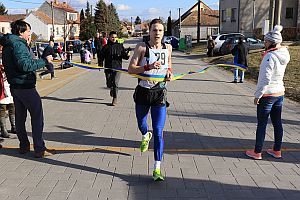 Alexander Jablokov práve vbehol víťazne do cieľovej pásky Suchovskej pätnástky 2017
