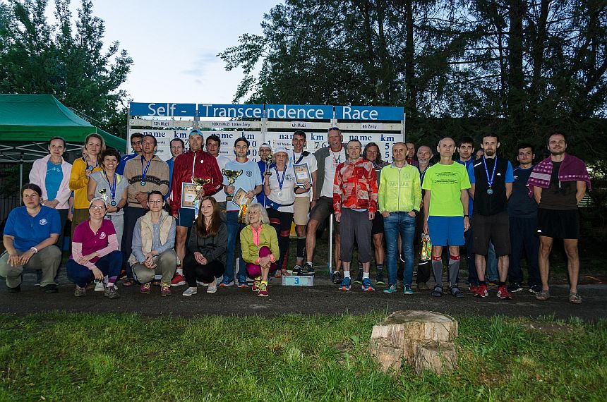 Účastníci Self-Transcendence 6/12h a 100km behu Nitra