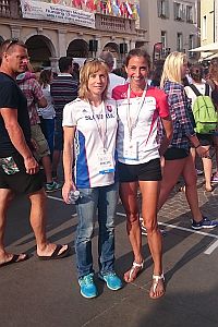 Silvia Schwaiger-Olejárová (vľavo) s rakúskou vrchárskou jednotkou Katharinou Zipser v dejisku 15. európskeho šampionátu v Arcu 2016 po svojom doteraz najlepšom umiestnení na vrcholných podujatiach WMRA (5. miesto). Foto: nutsaboutrunning.com