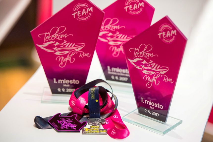 Účastnícke medaily 9. ročníka Telekom Night Run-u a trofeje pre najlepších.