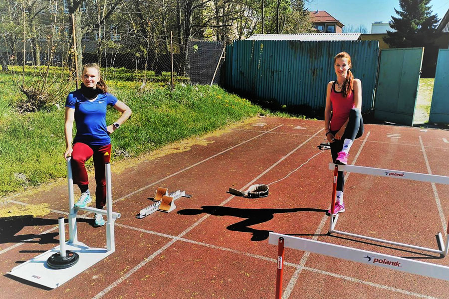 Stanka Škvarková (vľavo) na tréningu v areáli SŠŠ v Banskej Bystrici s výškarkou Táňou Dunajskou.