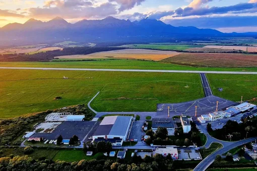 Tatry Airport Run 2026 prepísal históriu | Prvý beh na letiskovej ranveji pod Tatrami prilákal stovky bežcov 1 LETISKO POPRAD TATRY U kopie